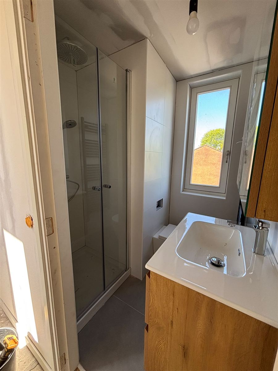Gerenoveerde badkamer met inloopdouche en badkamermeubel met wastafel