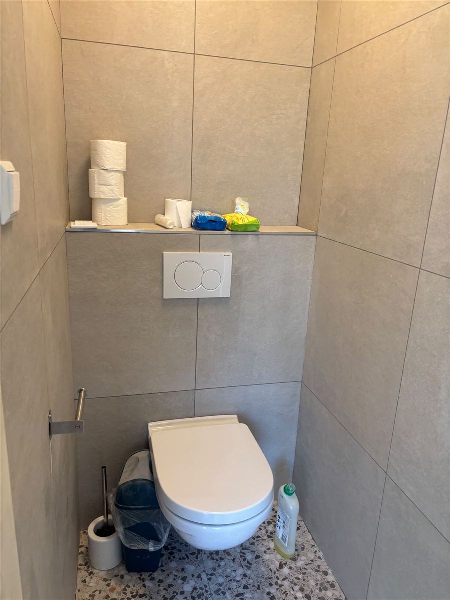 Zwevend toilet met inbouwreservoir en groot tegelwerk