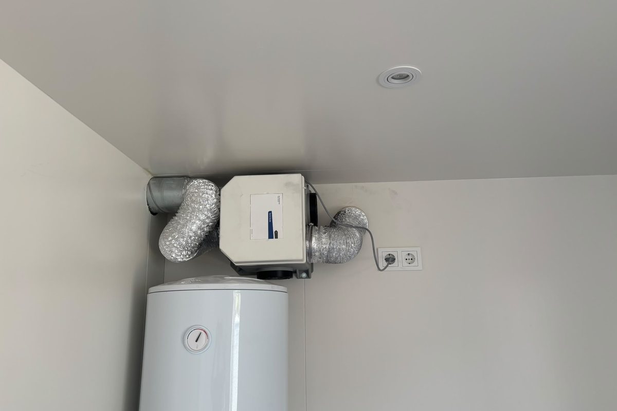 Boiler met ventilatie-unit aan het plafond — installatiewerk zoals we dat in Vlijmen uitvoeren
